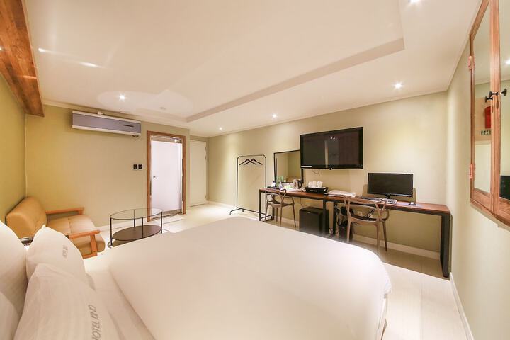 Room 8 of 44
