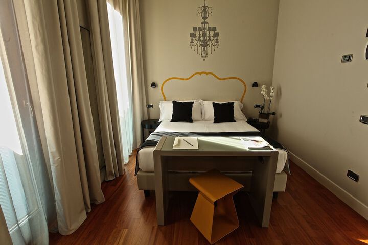 Room 6 of 90