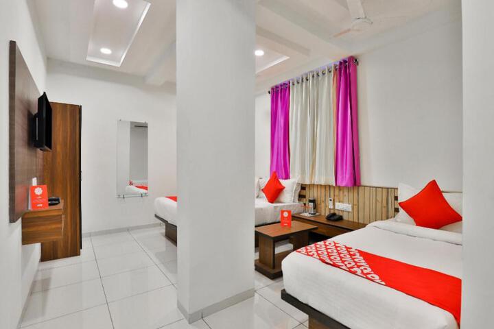 SPOT ON 17252 Hotel Everest
