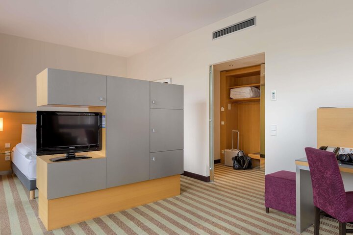 Room 15 of 65