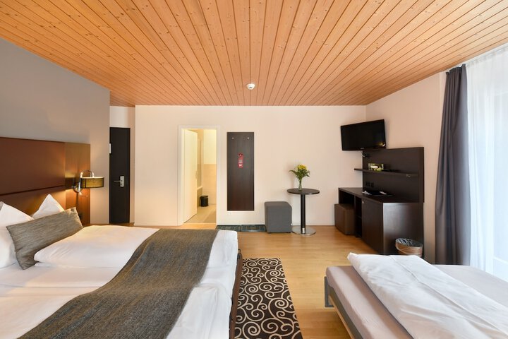 Room 27 of 103