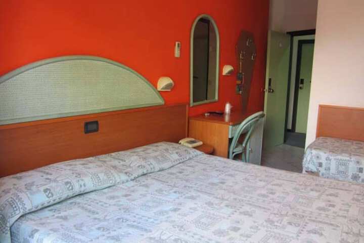 Room 10 of 37