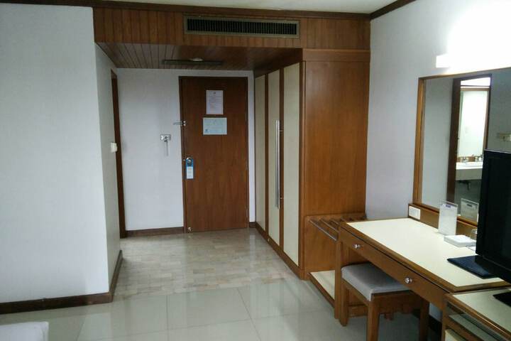 Room 106 of 143
