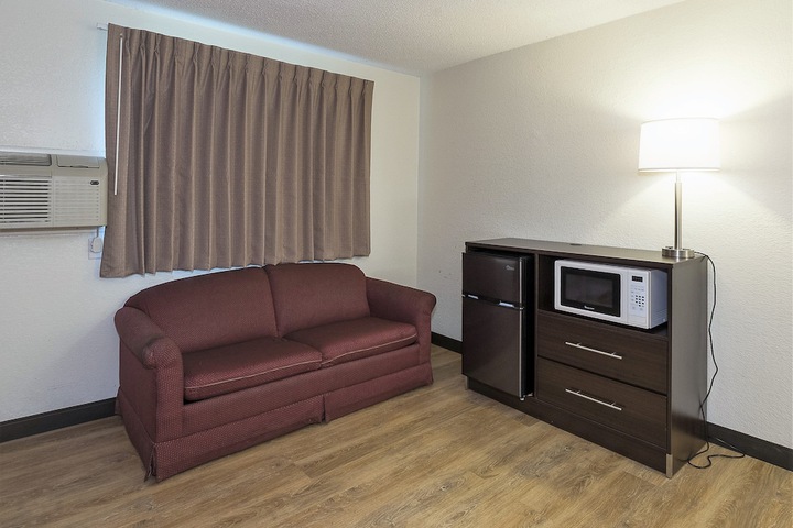Deluxe Queen Bed Accessible (1 of 24)