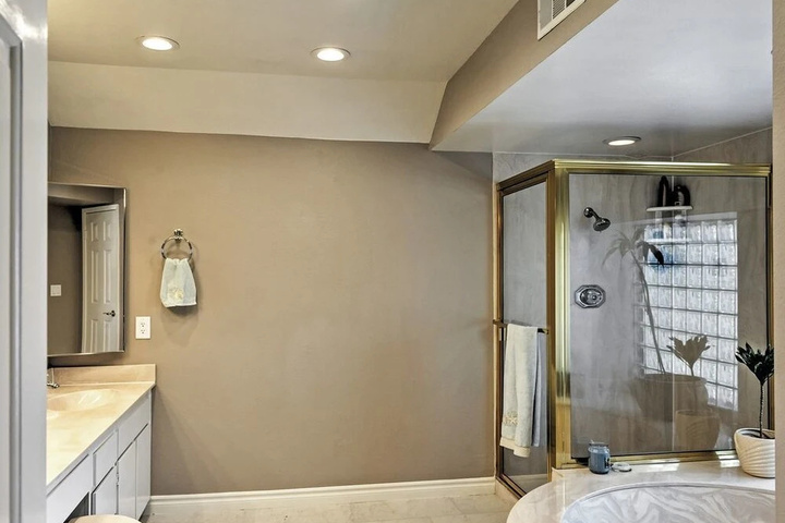 Room 8 of 21