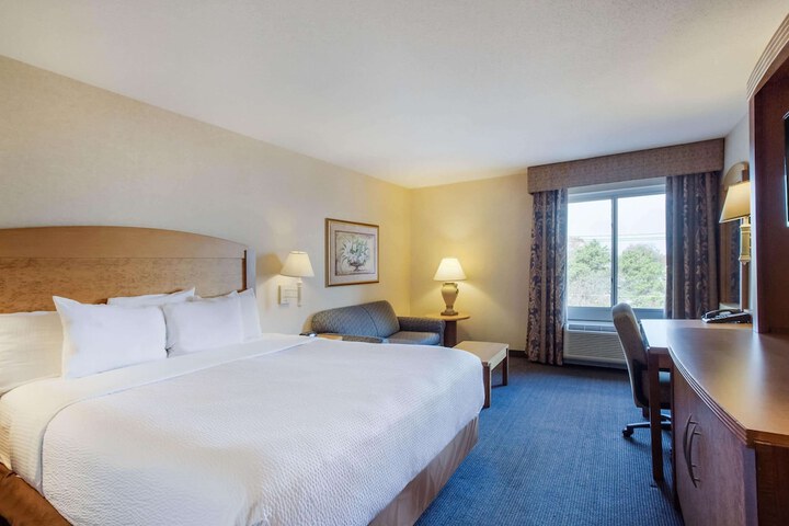 1 King Bed Deluxe Room (10 of 18)