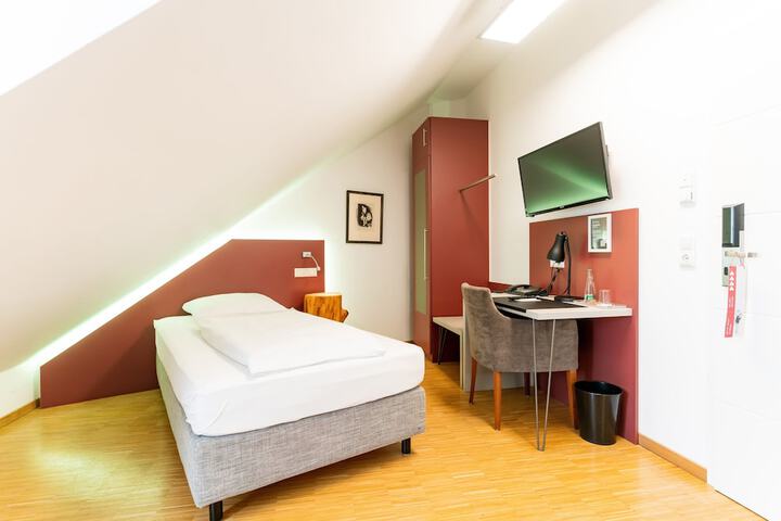 Room 4 of 33
