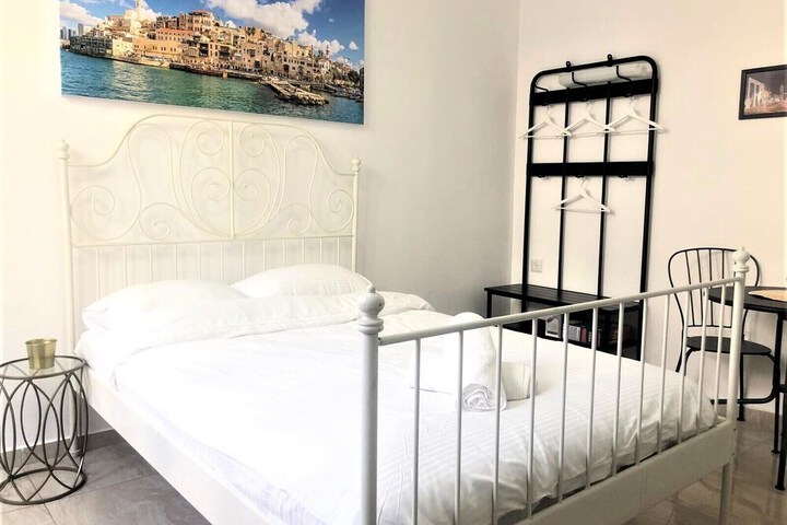 Room 4 of 20