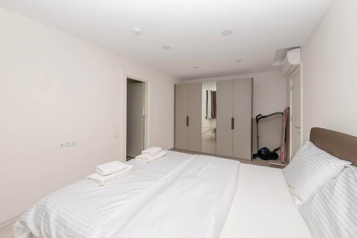 Room 100 of 271