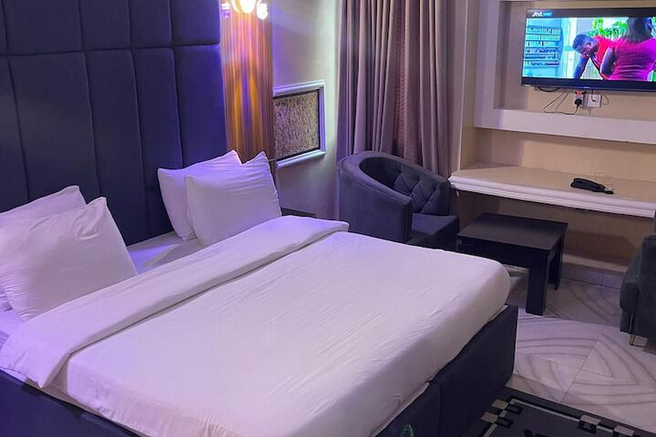 Room 12 of 16