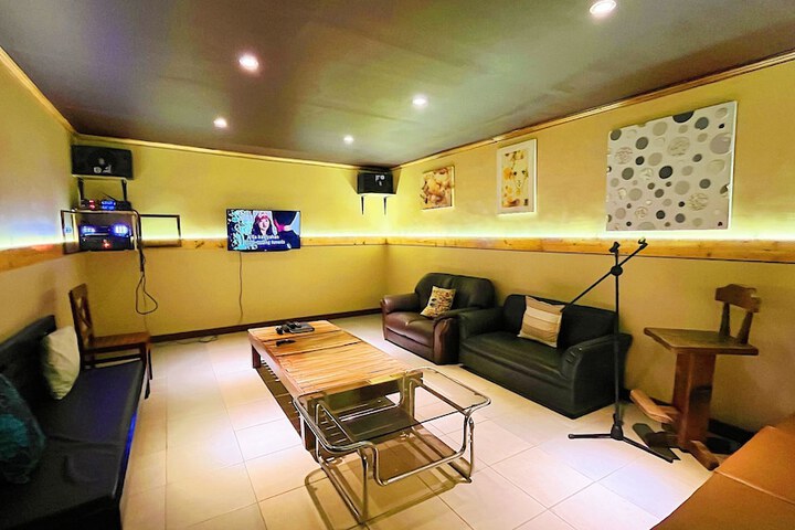 Room 11 of 16