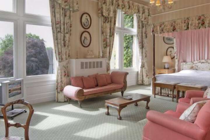 Room 6 of 33