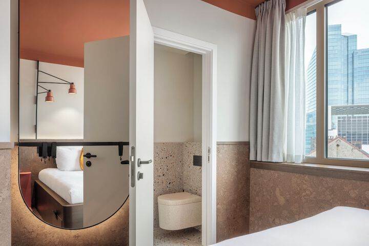 Room 32 of 48