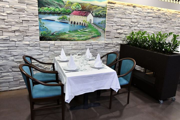 Dining 56 of 87