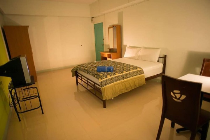 Room 4 of 16