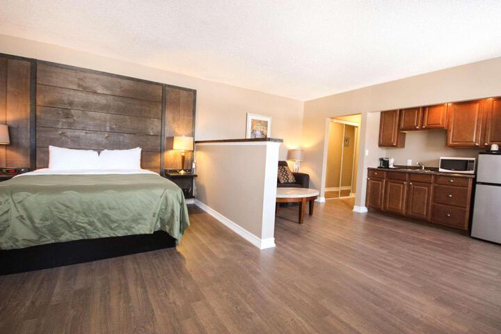 1 King Bed (7 of 18)
