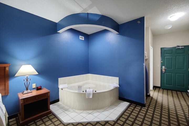 1 King Bed Business Room (22 of 25)