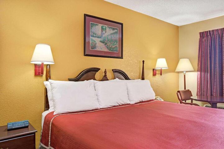 1 King Bed (3 of 9)
