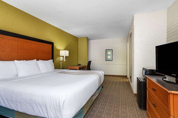 1 King Bed Deluxe Room (4 of 19)
