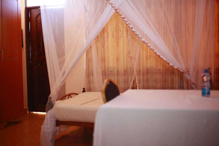 Room 4 of 7