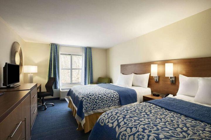 2 Queen Beds (2 of 6)
