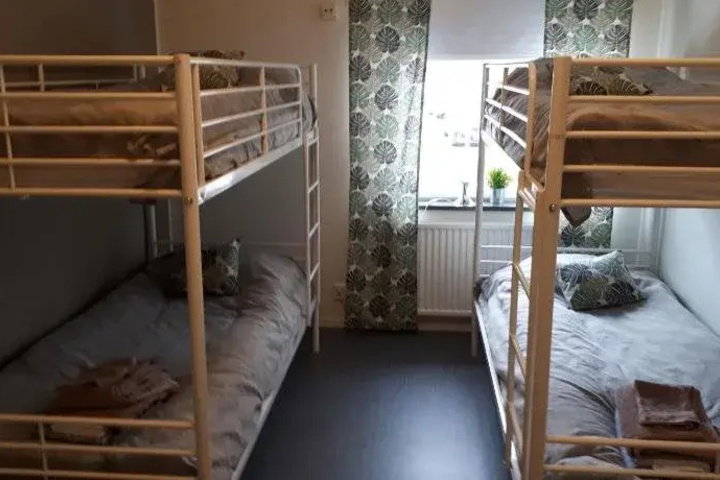 Room 4 of 16