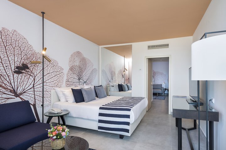 Room 20 of 102