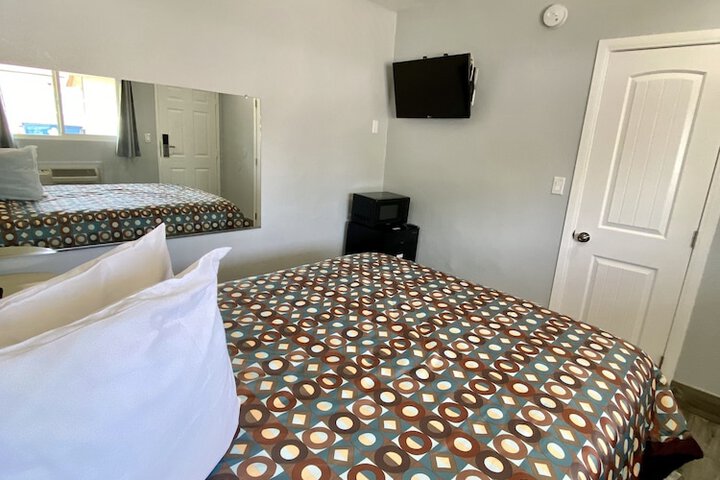 1 Queen Bed (2 of 7)