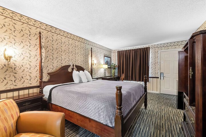 1 King Bed - Free WiFi, Microwave, Refrigerator, Hairdryer Cable TV HBO Free Local (11 of 11)