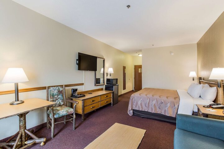 1 Queen Bed Accessible Room (8 of 10)