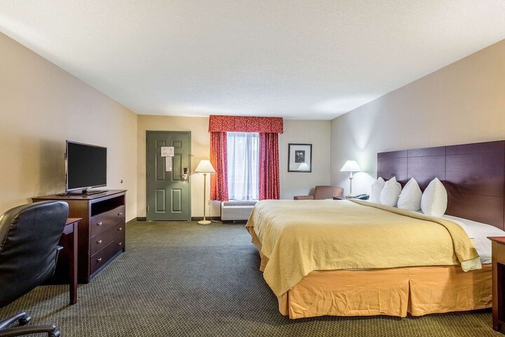 1 King Bed (1 of 10)