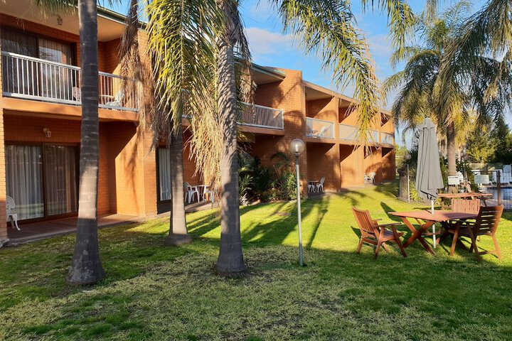 Hotel Exterior 46 of 49