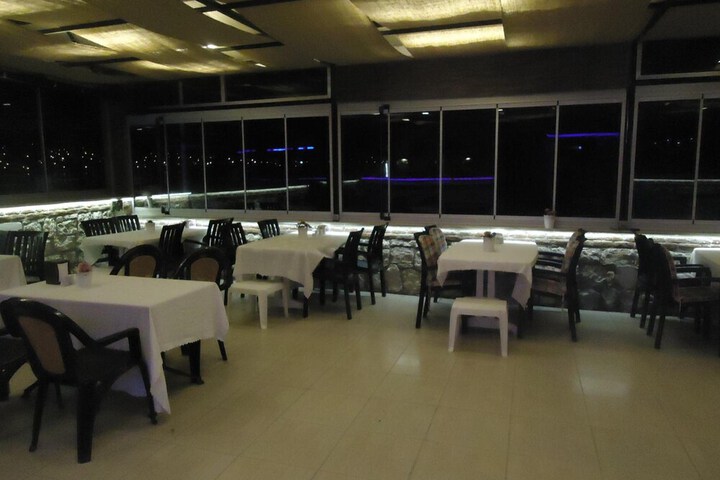 Dining 17 of 54