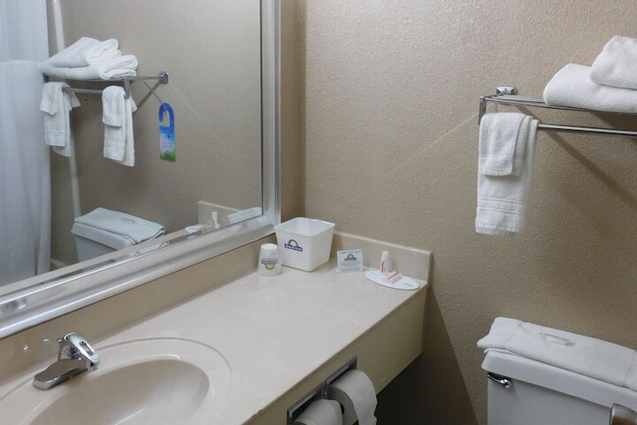 1 Queen Bed Accessible (3 of 19)
