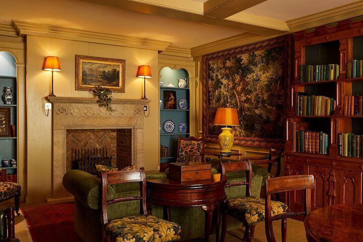 Lounge 85 of 90