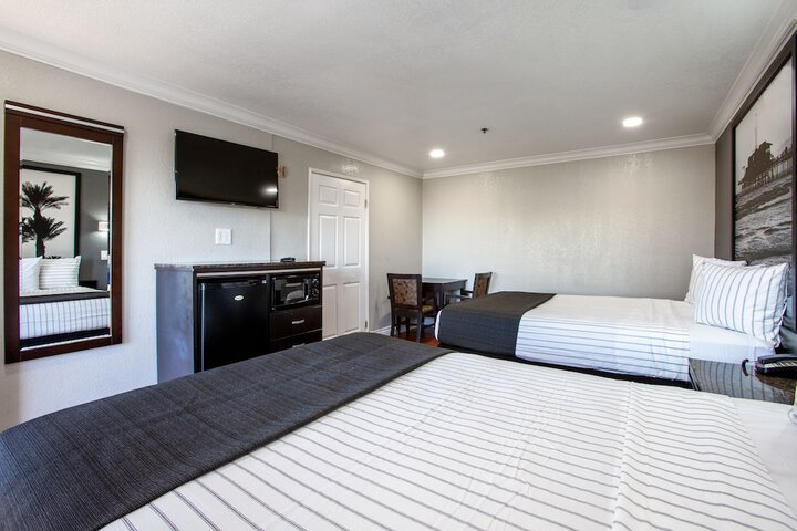 1 Queen Bed (13 of 19)
