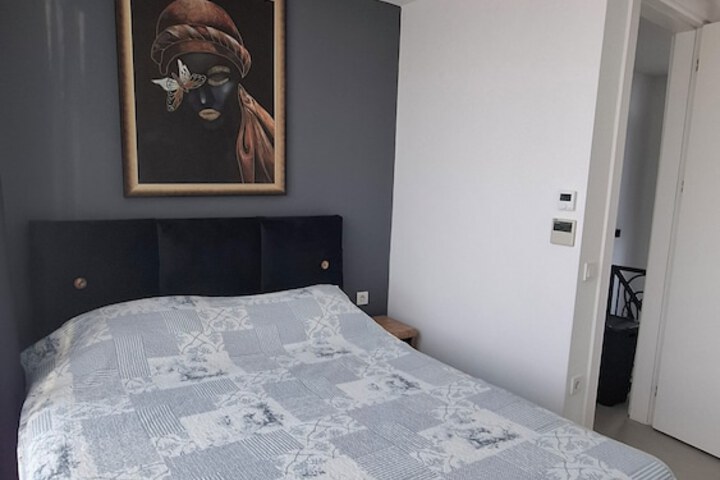 Room 12 of 32