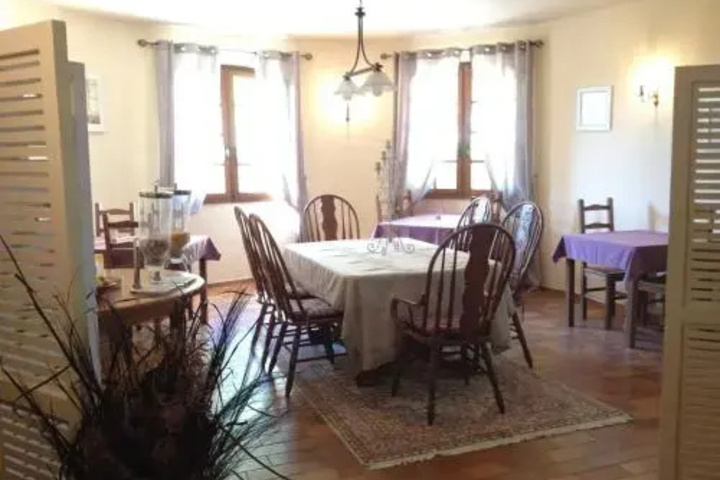 Dining 11 of 12