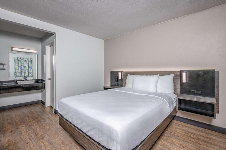 1 Queen Bed (3 of 8)