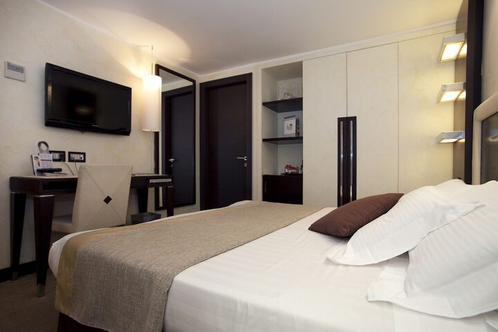 Room 2 of 31