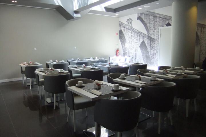 Dining 21 of 32