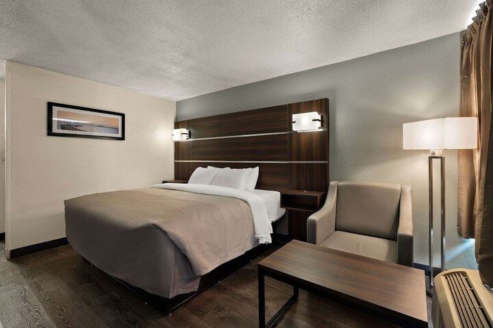 1 King Bed (4 of 13)