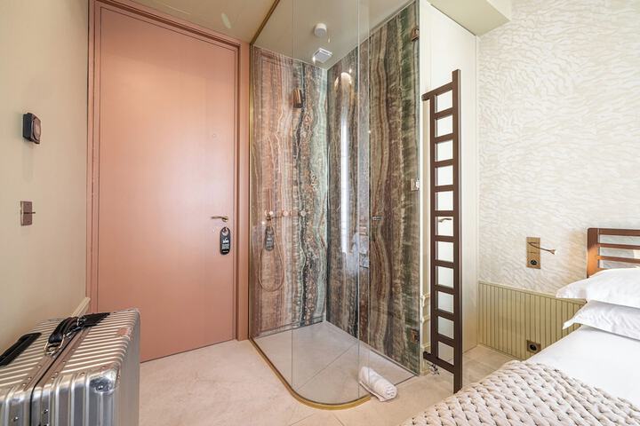 Room 16 of 27