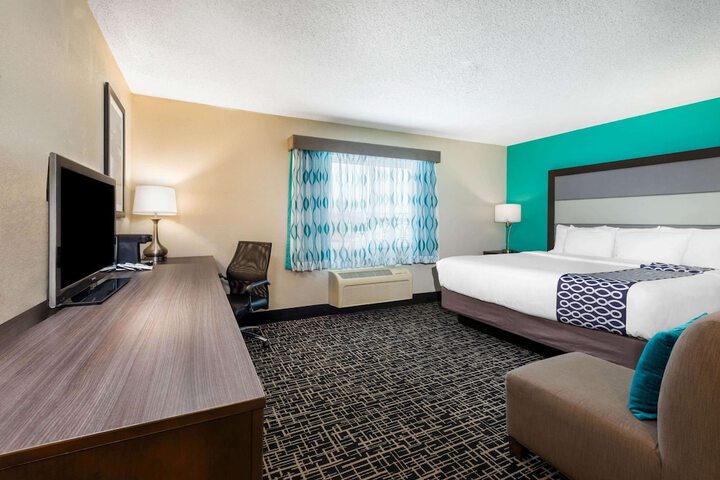 1 King Bed (2 of 10)