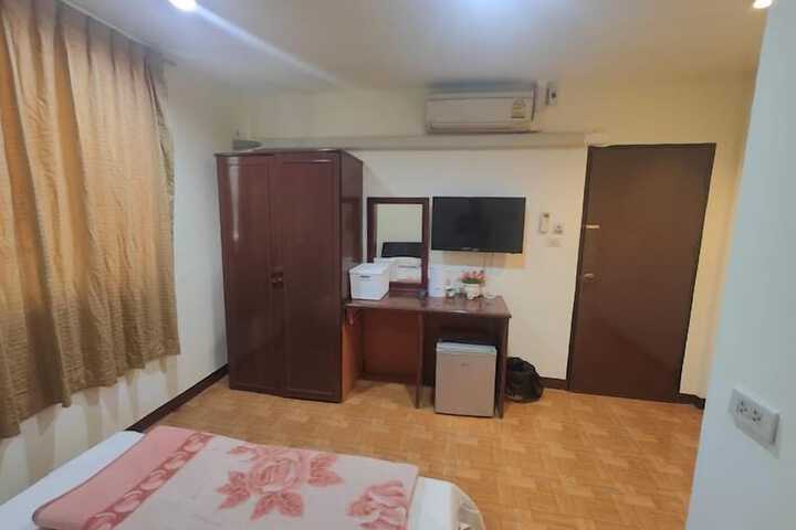 Room 4 of 11