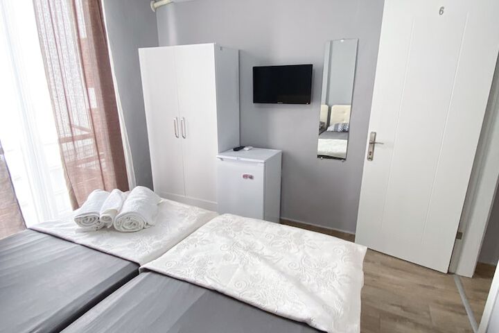 Room 4 of 25