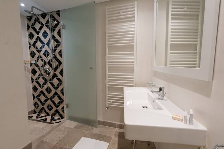 Room 5 of 9