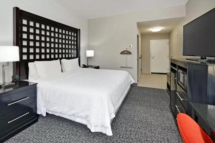 1 King Bed (15 of 17)