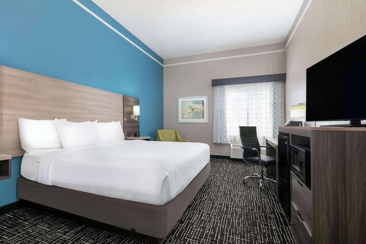 1 King Bed (15 of 17)