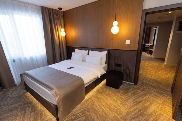 Room 7 of 93